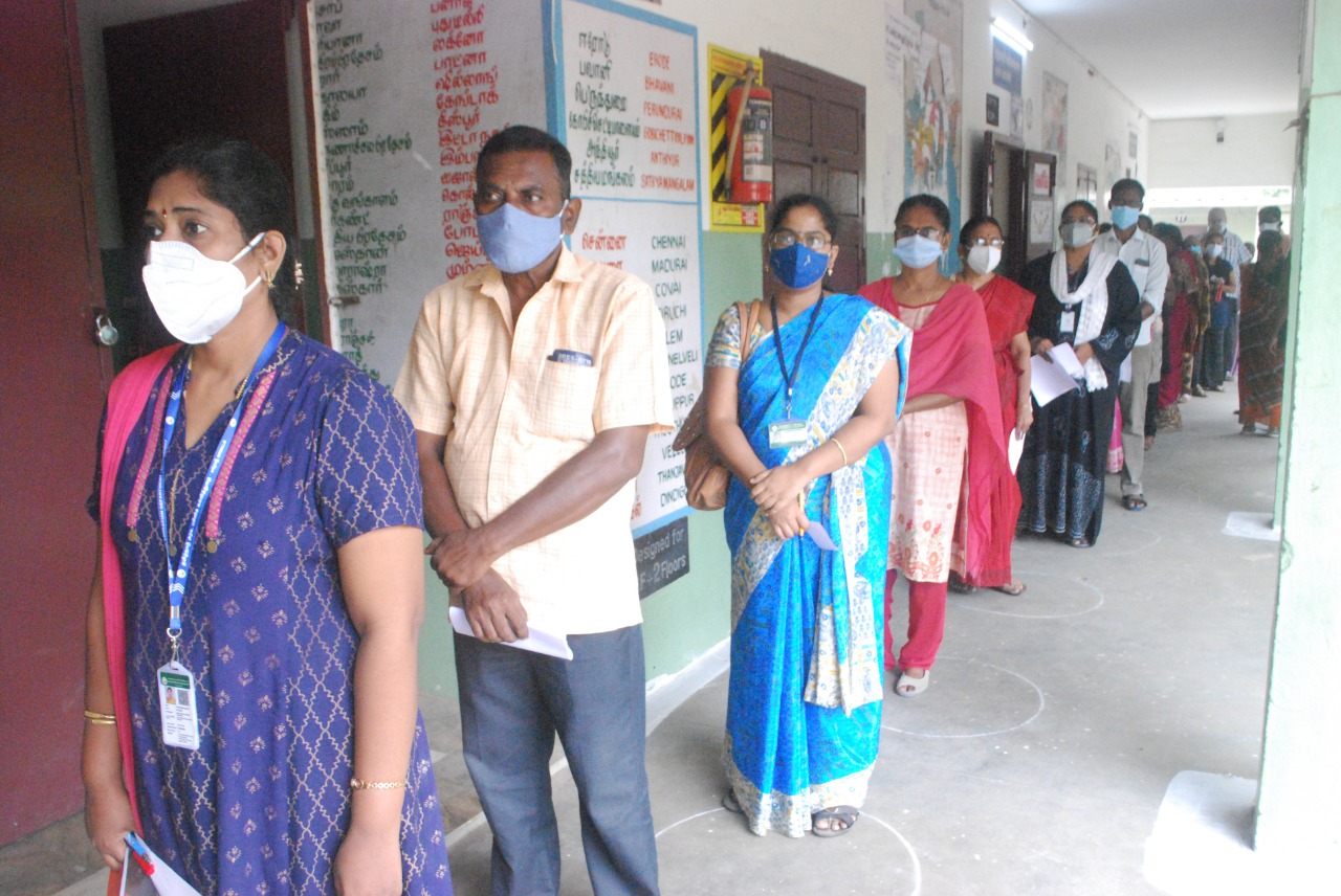 ஈரோடு மாவட்டத்தில்   14 ஒன்றியங்களில் ஆசிரியர்களுக்கான கொரோனா தடுப்பூசி முகாம் நடந்தது