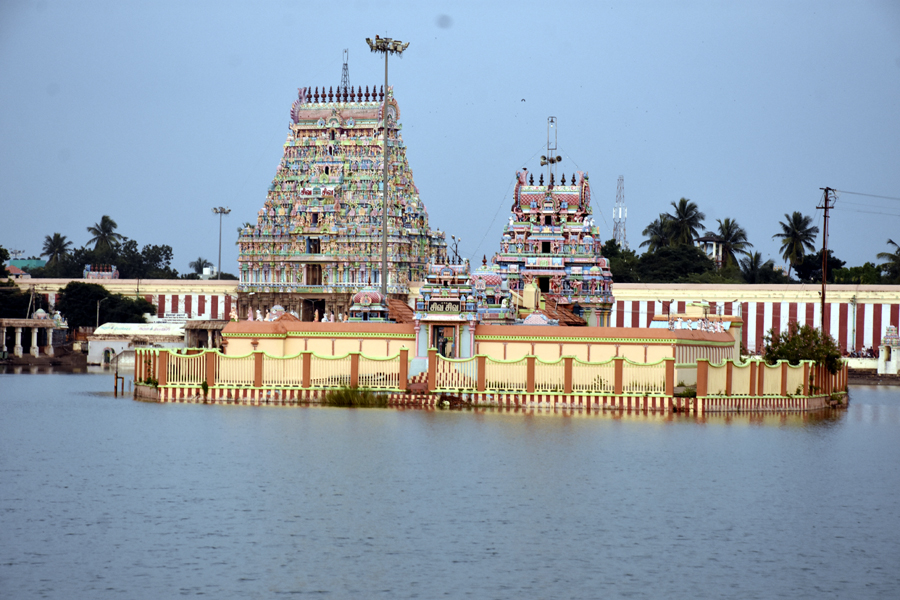 இந்தியாவிலுள்ள மிகப்பெரிய கோயில்களுள் ஒன்று திருவாரூர் தியாகராசர்  திருக்கோயில்