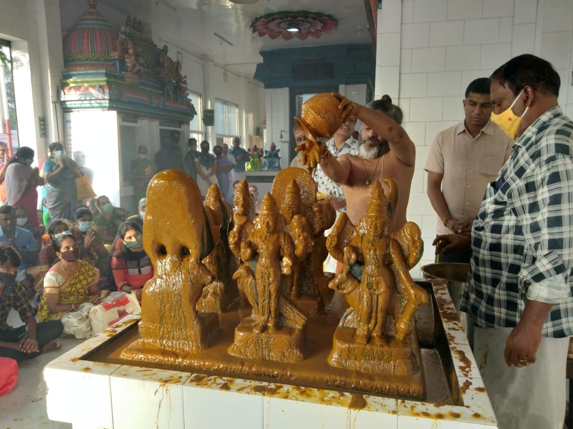 சனிப்பெயர்ச்சி விழா: ஈரோடு மாவட்டத்திலுள்ள கோவில்களில்  சனீஸ்வர பகவானுக்கு  சிறப்பு அபிஷேகம் 