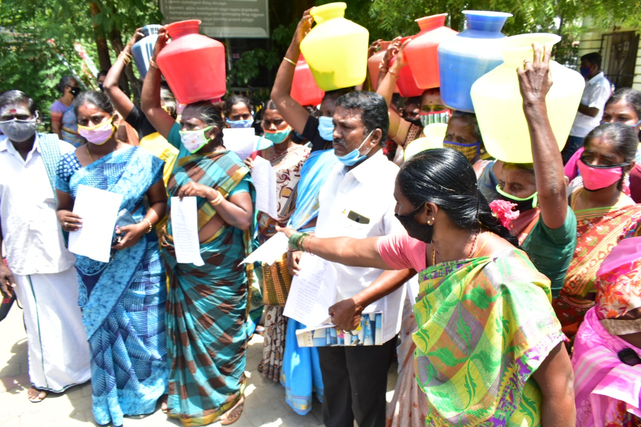 குடிநீர் வசதி கேட்டு ஈரோடு மாவட்ட ஆட்சியர்  அலுவலகத்திற்கு காலி குடங்களுடன் வந்த பெண்களால் பரபரப்பு