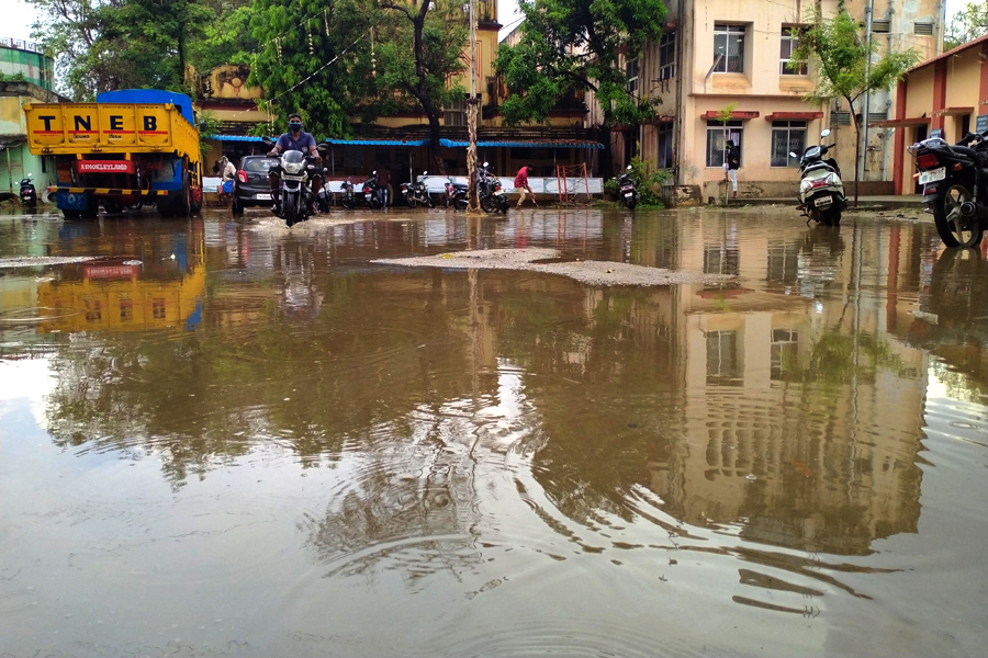 புதுக்கோட்டை நகரில்  பெய்த திடீர் மழையால் தணிந்தது வெப்பம்- மகிழ்ச்சியில் மக்கள்