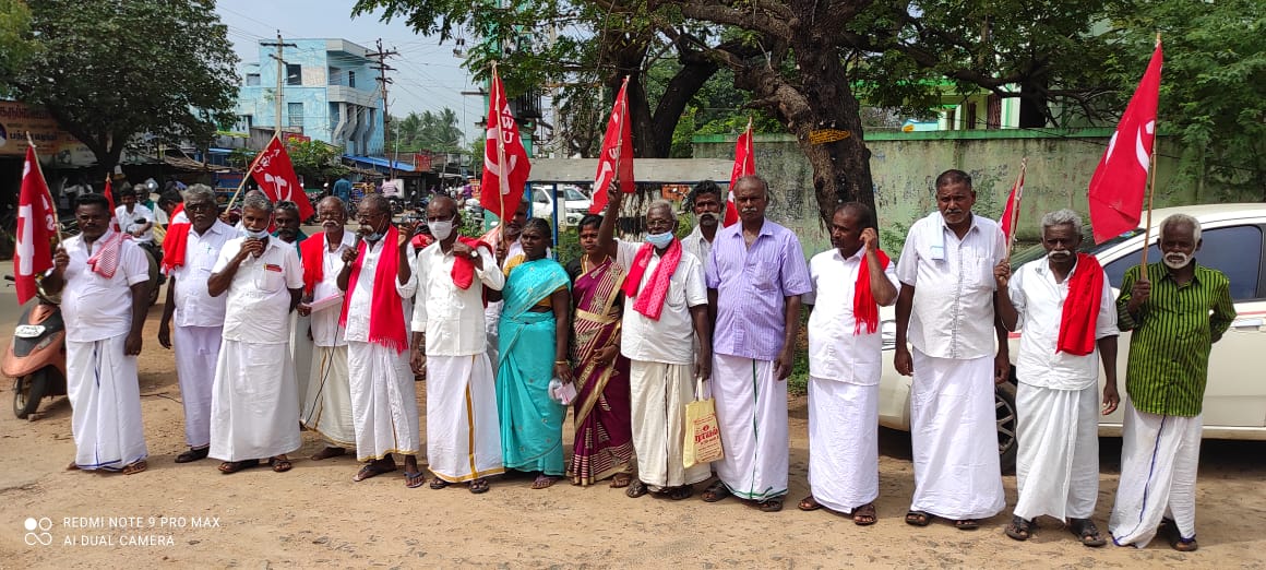 பாதிக்கப்பட்ட நெல் பயிருக்கு ஏக்கருக்கு ரூ.30 ஆயிரம் வழங்கக் கோரி விவசாயிகள் ஆர்ப்பாட்டம்