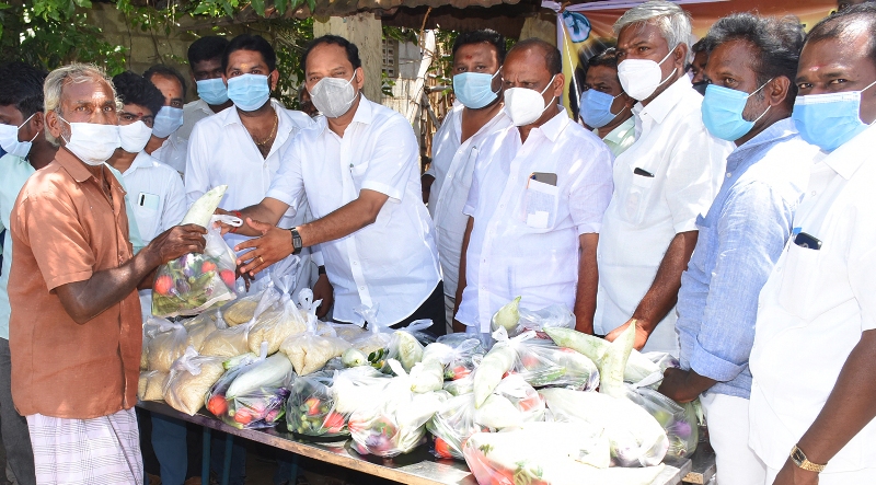 புதுக்கோட்டை சந்தைப் பேட்டை பகுதியில்  மாற்றுத்திறனாளிகள், துப்புரவு பணியாளர்களுக்கு எம்எல்ஏ உணவு பொருள்கள் வழங்கல்