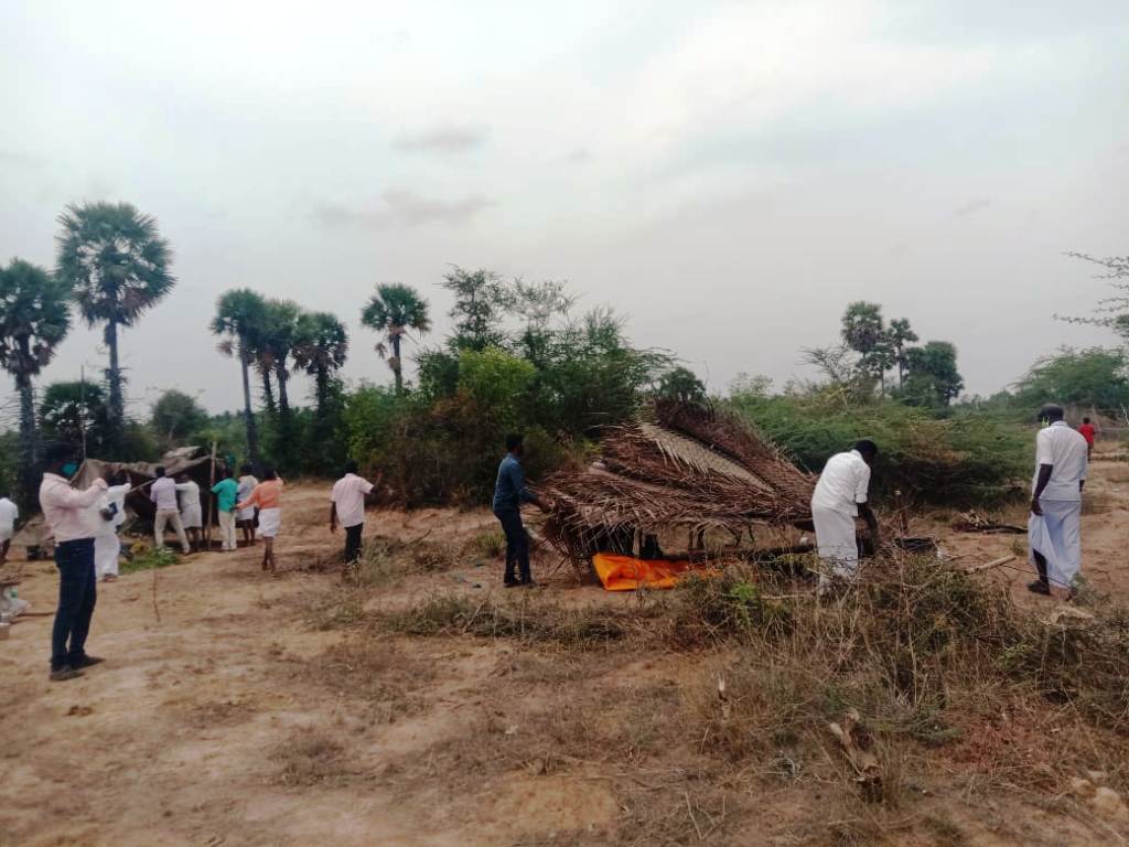 கறம்பக்குடி அருகே கோயில் நிலத்தில் போடப்பட்ட குடிசைகள் அகற்றம்.