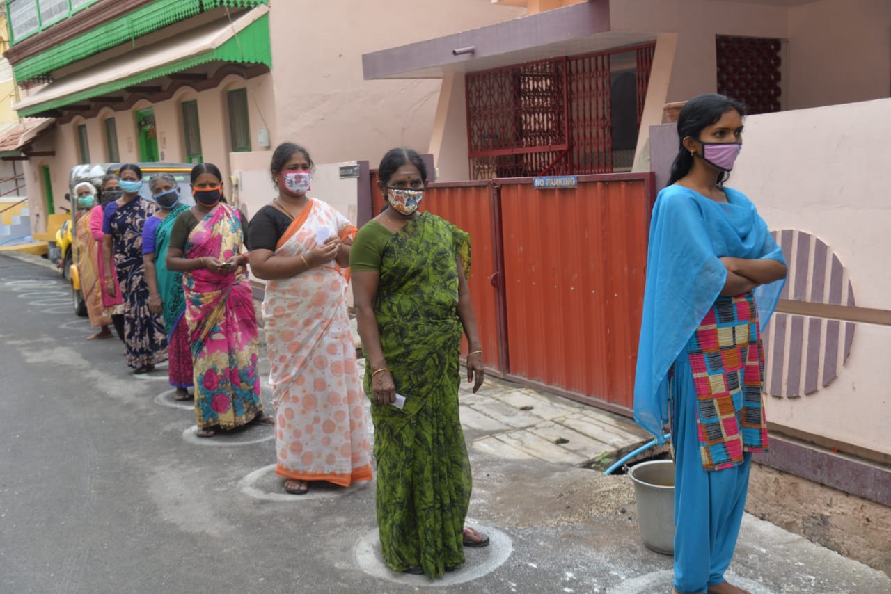 கொரோனாநிவாரண உதவித்தொகை: ரேஷன் கடைகளில்  வரிசையில் நின்று வாங்கிச் சென்றமக்கள்