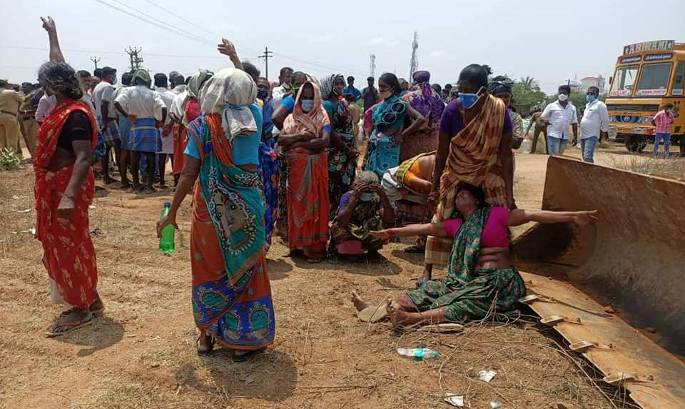 புதுககோட்டை அருகே குடிசை மாற்று வாரியக்குடியிருப்பு  வீடுகள் கட்டுவதற்கு கிராம மக்கள் எதிர்ப்பு