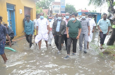 தாமரைக் குளம் பகுதியில் மழைநீர் வெளியேற்றும் பணி: அமைச்சர் சி.வி. சண்முகம் நேரில் ஆய்வு