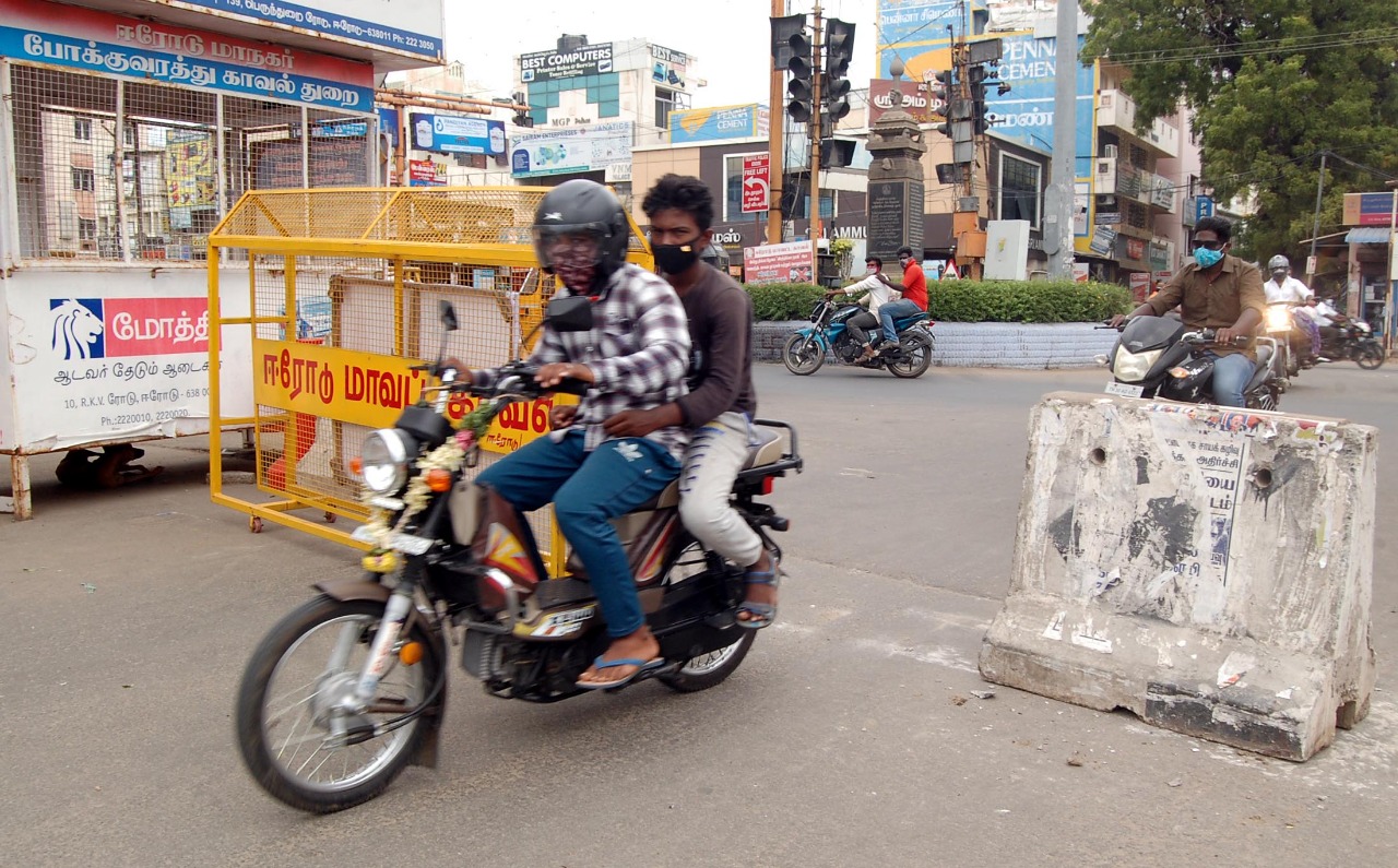 ஈரோடு மேட்டூர் ரோட்டில் போக்குவரத்துக்கு இடையூறாக இயங்கும் வாகனங்கள் பறிமுதல்:  எஸ்பி தங்கதுரை எச்சரிக்கை