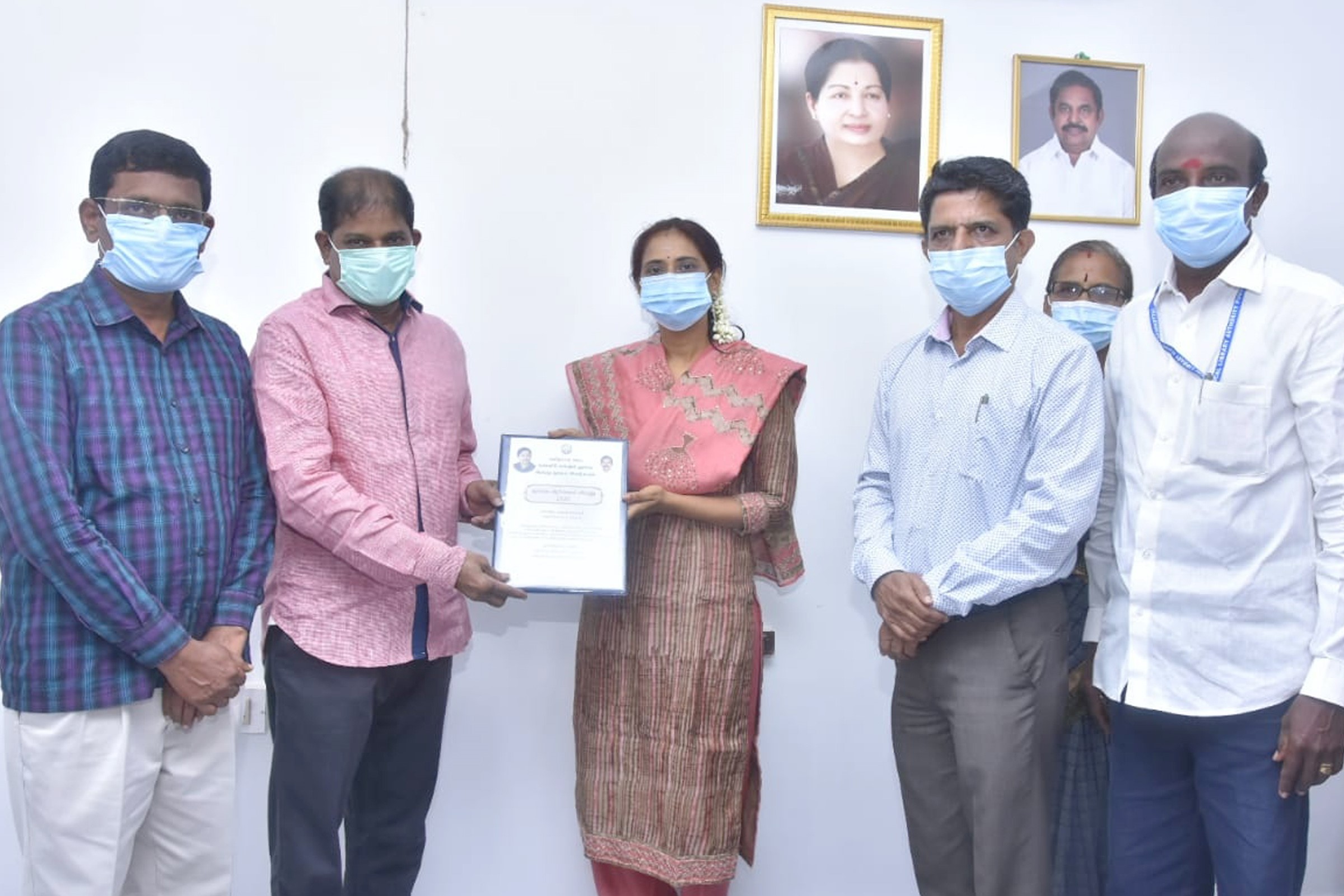 நூலகத் துறையில் சிறப்பாக பணியாற்றியவர்களுக்கு பாராட்டுச் சான்று: ஆட்சியர் உமாமகேஸ்வரி வழங்கல்