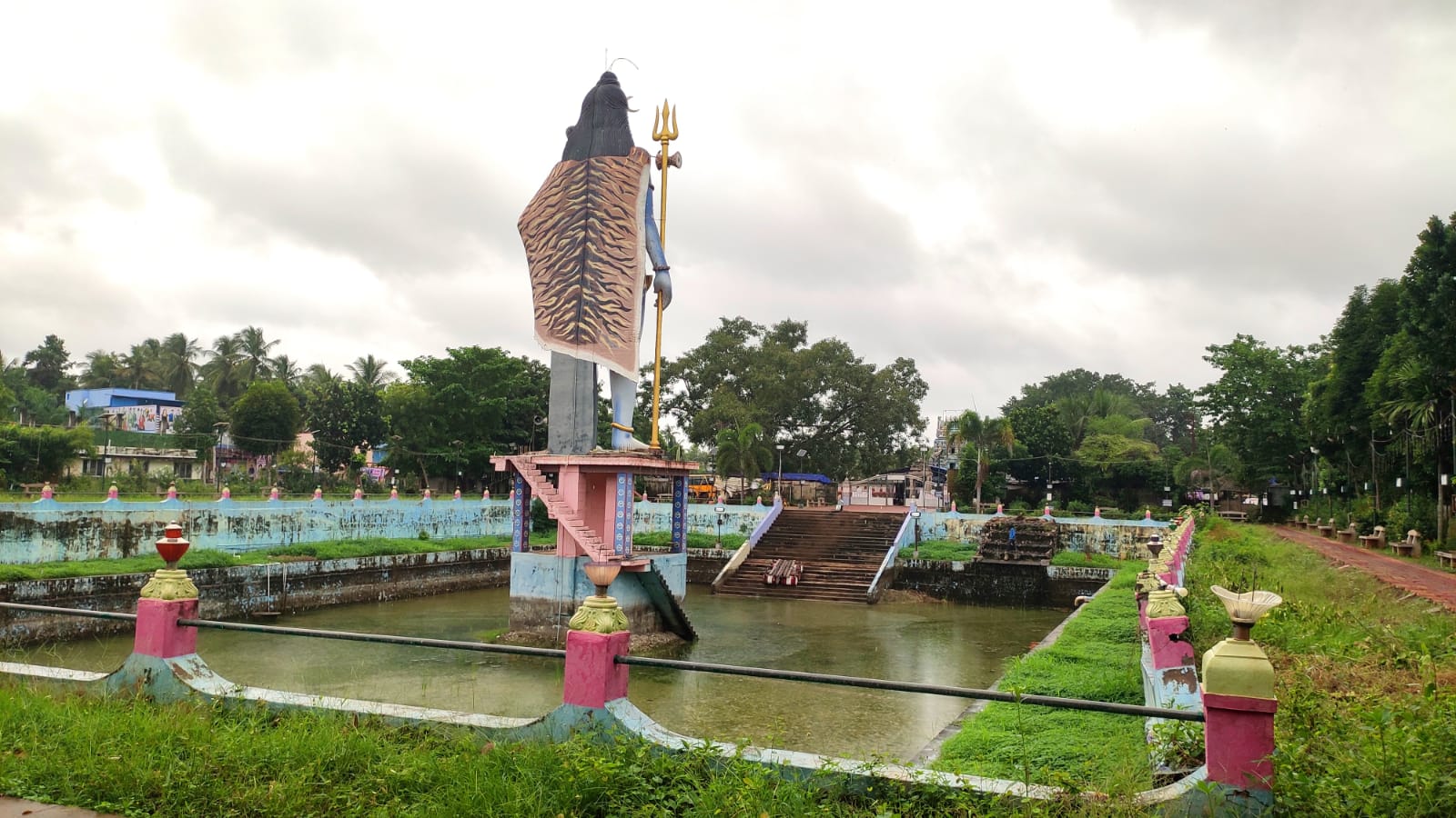 கீரமங்கலத்தில் பிரமாண்ட சிவன் சிலை  தடாக சுவர் சேதம்: சீரமைக்க  கோரிக்கை 