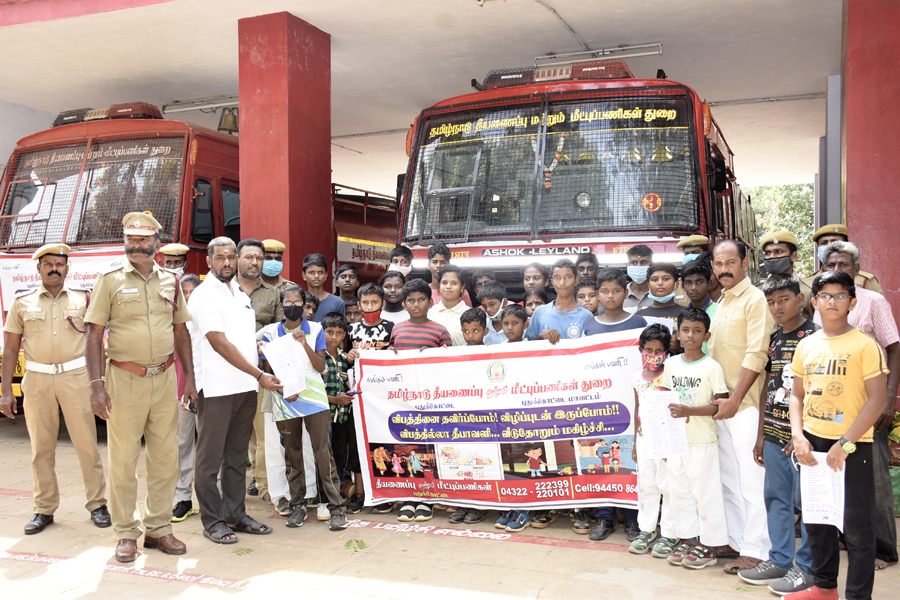 புதுக்கோட்டையில்  விபத்தில்லா தீபாவளி கொண்டாடுவது தொடர்பான  விழிப்புணர்வு முகாம்