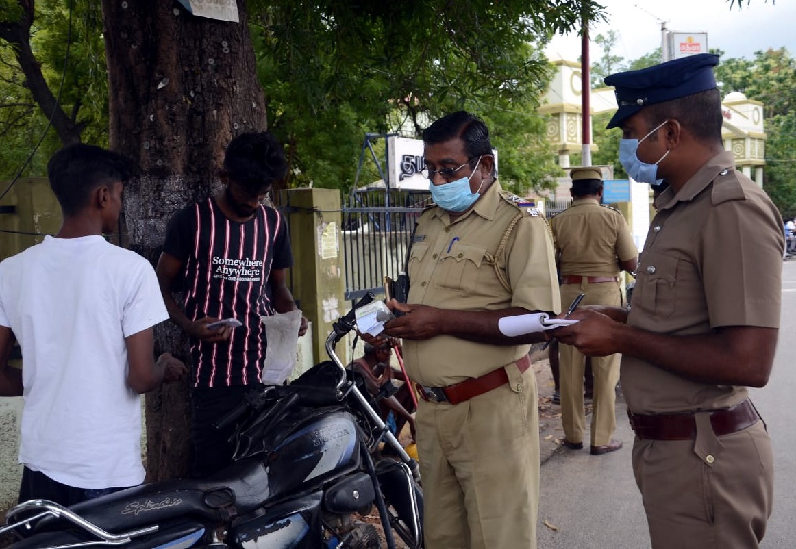 ஈரோடு மாவட்டத்தில் முக கவசம் - சமூக இடைவெளி கடைப்பிடிக்காதவர்களுக்கு  ரூ.18 லட்சம் அபராதம் 