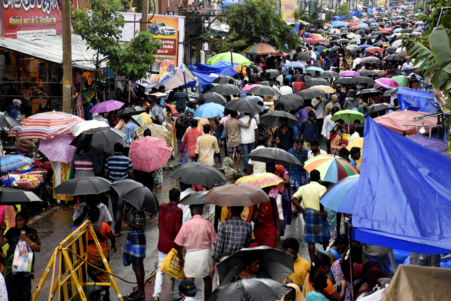 தீபாவளிப்பண்டிகையின் முதல் நாளில் கடைவீதியில் திரண்ட மக்கள் கூட்டம்