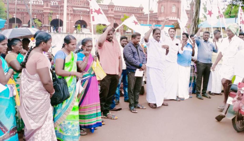 முன்னுரிமை ரேசன் அட்டைகளாக மாற்றக்கோரி வாலிபர் சங்கம் மனுக் கொடுத்து ஆர்ப்பாட்டம்