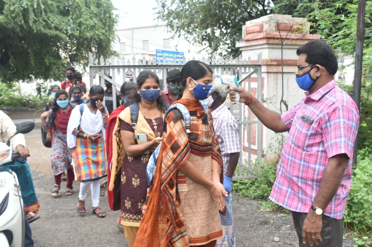 கொரோனா பொது முடக்கம்: ஈரோட்டில் ஆர்வமுடன் கல்லூரிக்கு வந்த மாணவர்கள் 