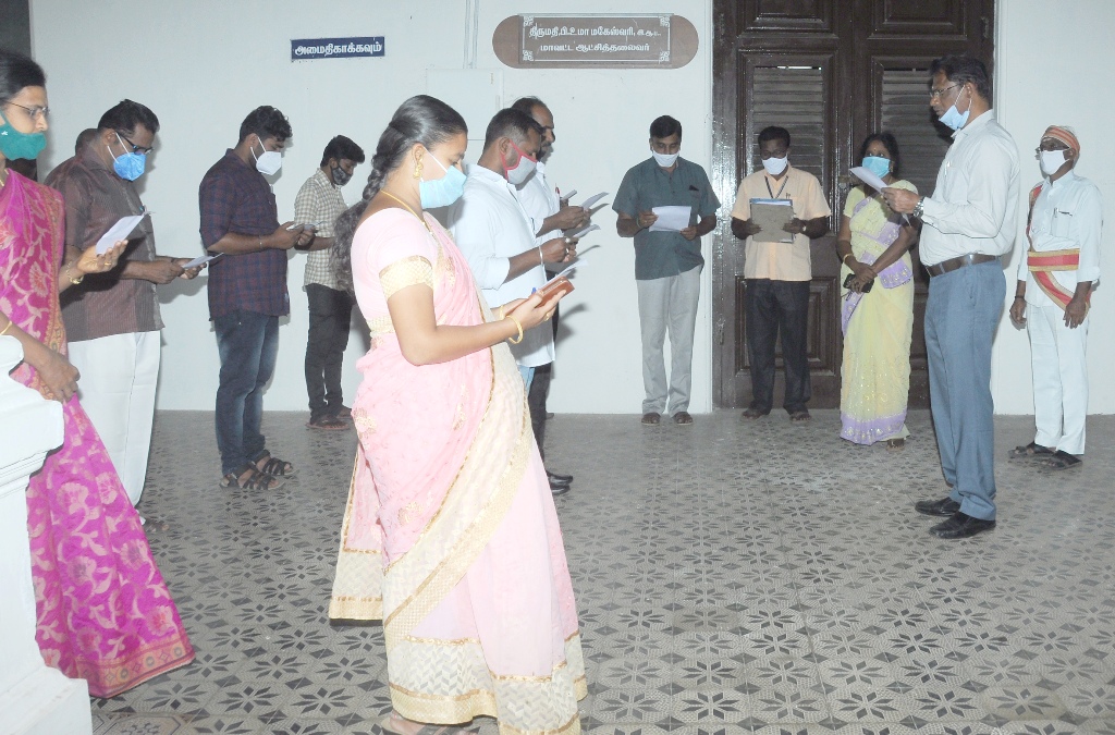 புதுக்கோட்டையில் அரசு அலுவலர்கள் சார்பில் தீண்டாமை ஒழிப்பு  உறுதி ஏற்பு 