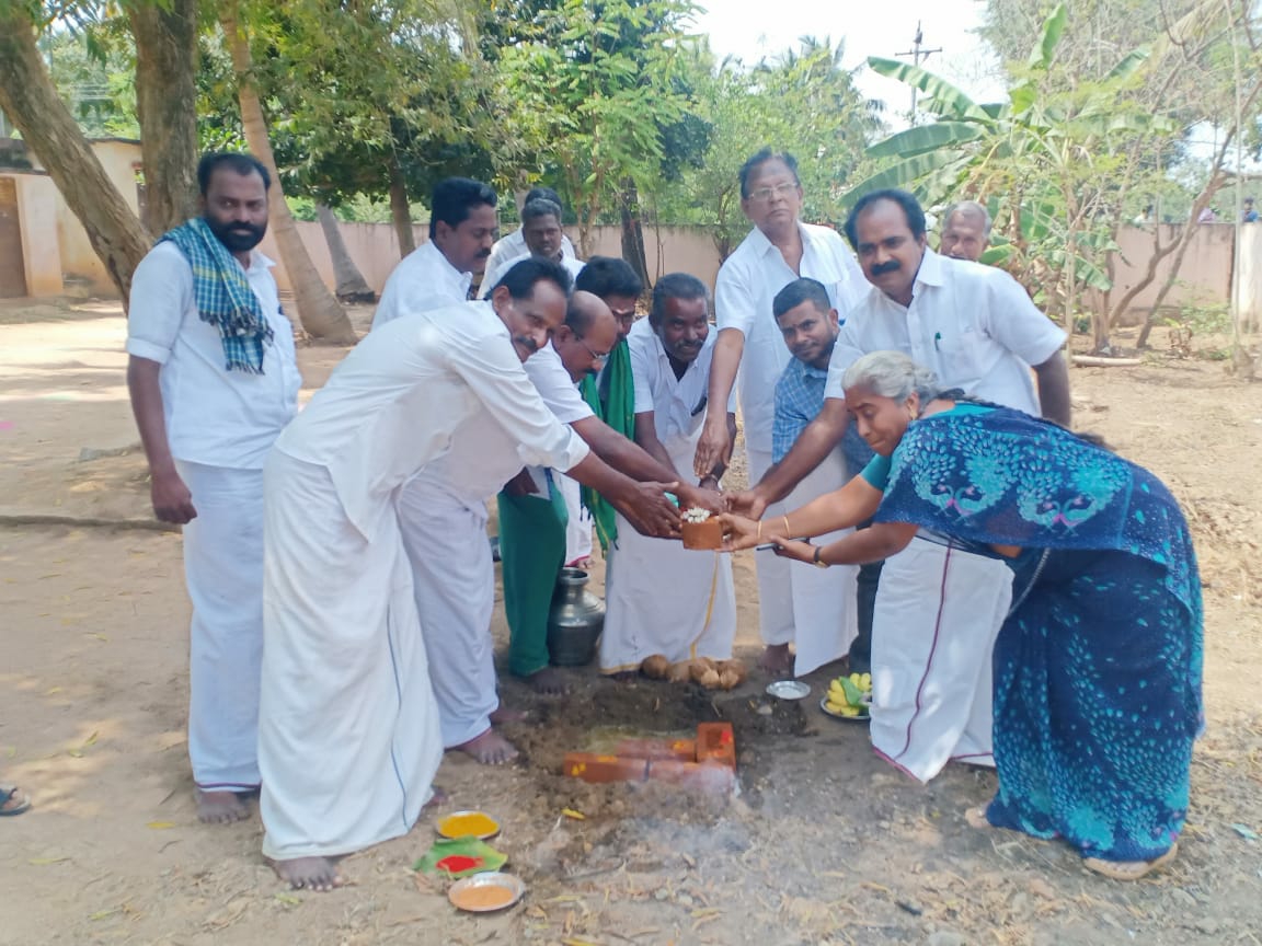 புள்ளாச்சிகுடியிருப்பு அரசு தொடக்கப் பள்ளியில் சுற்றுச்சுவர் கட்ட அடிக்கல் நாட்டு விழா