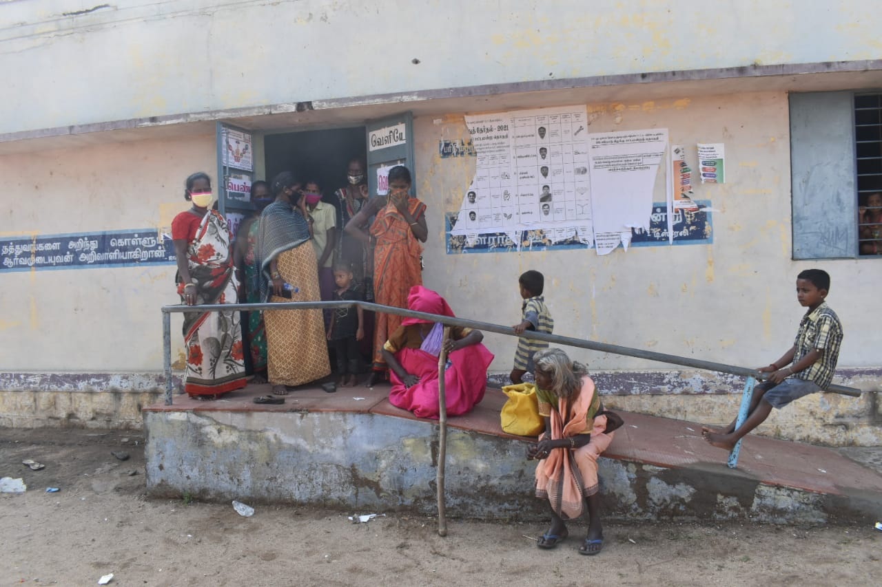 ஈரோடு மாநகராட்சி பகுதியில் 40 வீடுகளில் மழை  நீர் புகுந்தது: 100 -க்கும் மேற்பட்டவர்கள் விடுதியில் தங்கவைப்பு