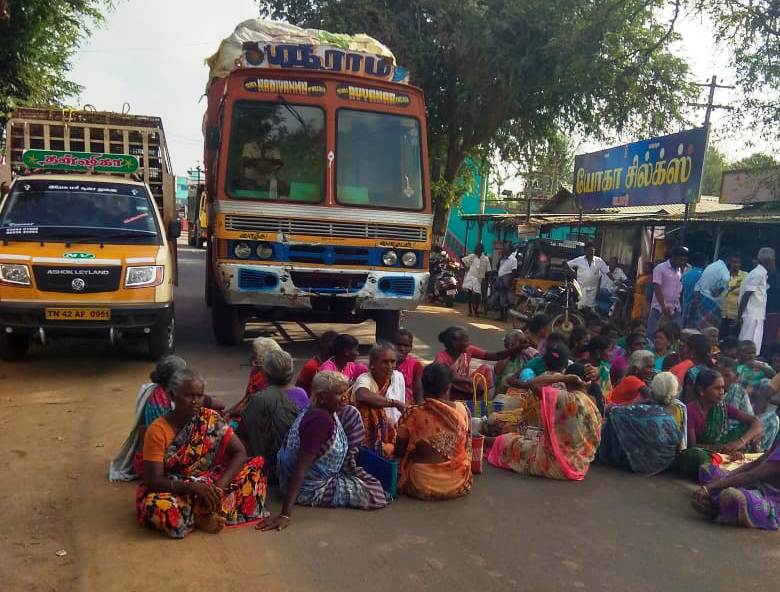 வடகாட்டில் ரேசன் பொருள்கள் வழங்காததைக் கண்டித்து சாலை மறியல்.