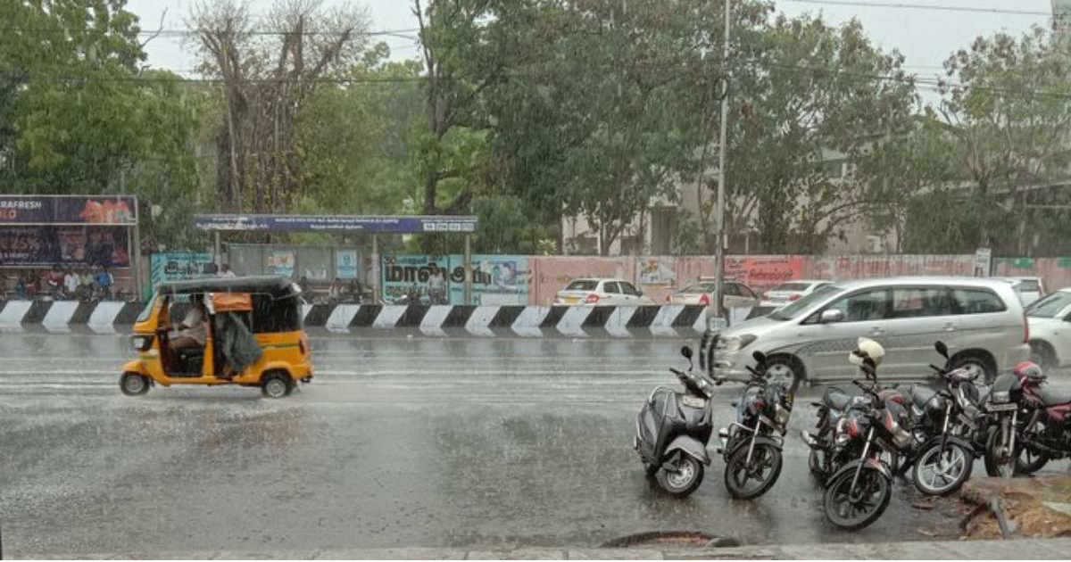 ஈரோட்டில் இரவில்  இடியுடன் கூடிய கனமழை பெய்ததால் மக்கள் மகிழ்ச்சி 