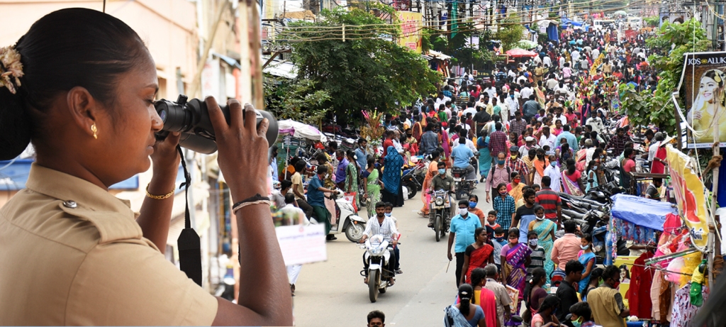 தீபாவளி பண்டிகைக்காக புத்தாடை வாங்க திரண்ட மக்கள் கூட்டத்தை கண்காணிக்கும் கோபுரம்