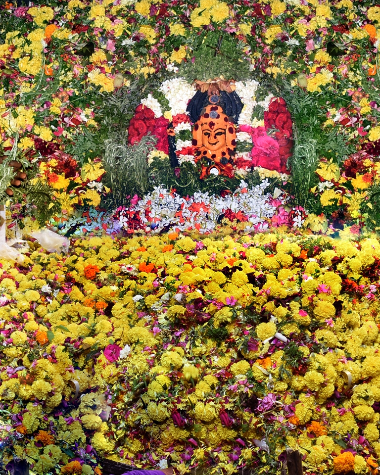 புதுக்கோட்டை  திருவப்பூர் முத்துமாரியம்மனுக்கு விடியவிடிய நடைபெற்ற பூச்சொரிதல் விழா