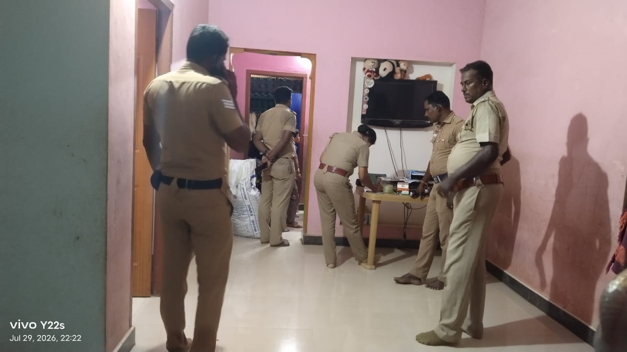 ஆலங்குடி அருகே வீட்டு கதவை உடைத்து 50 பவுன் நகைகள் திருட்டு 