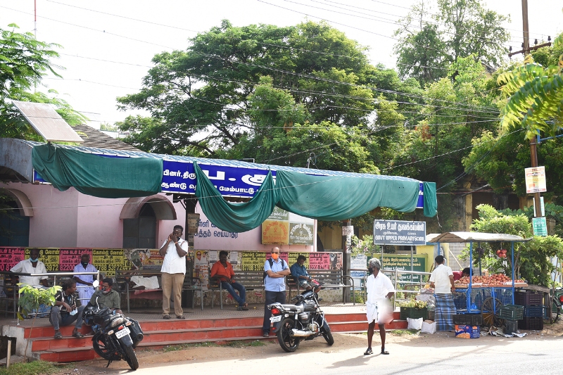 புதுகை டவுன்ஹால் அருகேயுள்ள  பயணிகள் நிழல்குடையை மூடியுள்ள திரை விலகிடுமா?