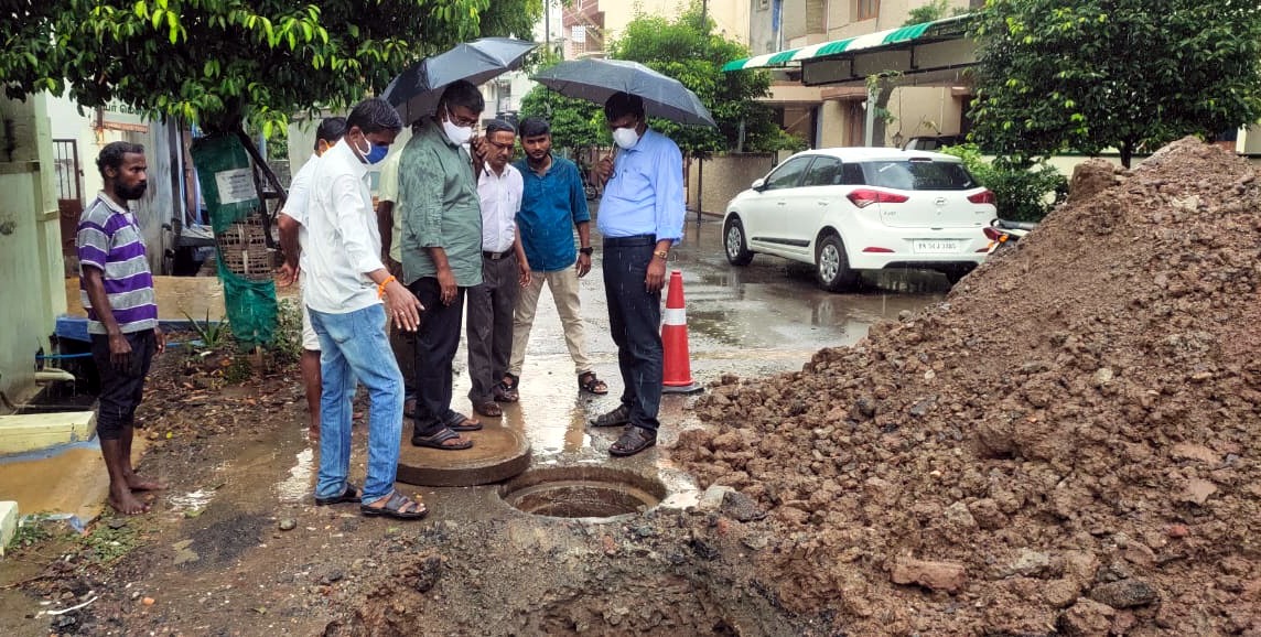 ஈரோடு மாநகரில் 15 டன் அளவில் குவிந்த  பட்டாசு கழிவுகளை அகற்ற நடவடிக்கை: மாகராட்சி  ஆணையர்  மா. இளங்கோவன் தகவல்