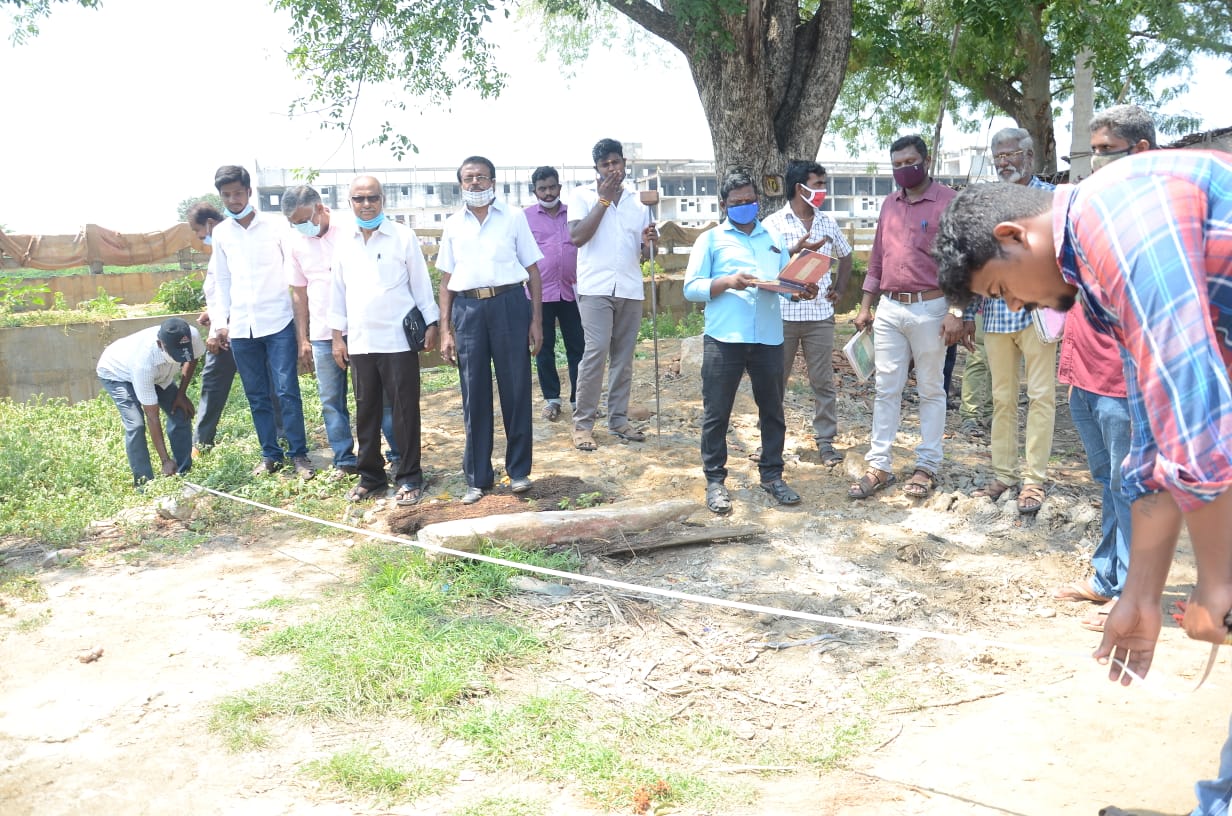 ஈரோடு கனிராவுத்தர் குளத்தில் ஆக்கிரமிப்பு பகுதியில் மறு அளவீடு  பணி