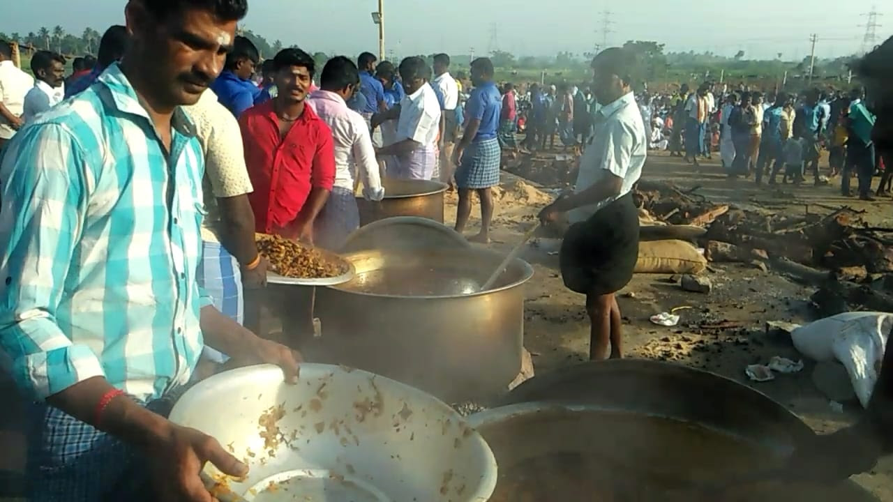 திருமங்கலம் அருகே ஆண்கள் மட்டுமே சமைத்து அசைவ உணவு விருந்து பரிமாறும் திருவிழா: குழந்தைகள், பெண்களுக்கு தடை