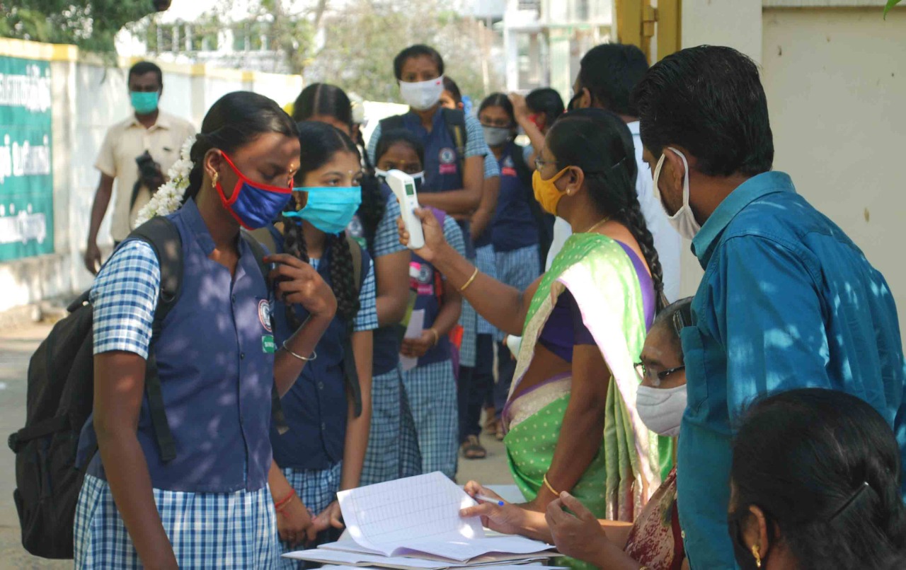 10 மாதங்களுக்குப் பிறகு ஈரோடு மாவட்டத்தில்  403 பள்ளிகள் திறப்பு: மருத்துவ குழுவினர் கண்காணிப்பு