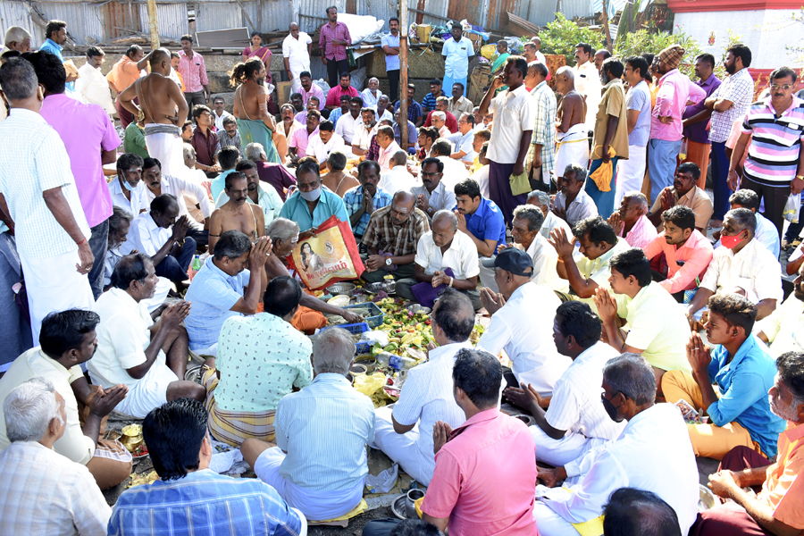 தை அமாவாசை: புதுக்கோட்டை உள்பட பல்வேறு நீர்நிலைகளில்  முன்னோர்களுக்கு தர்ப்பணம்